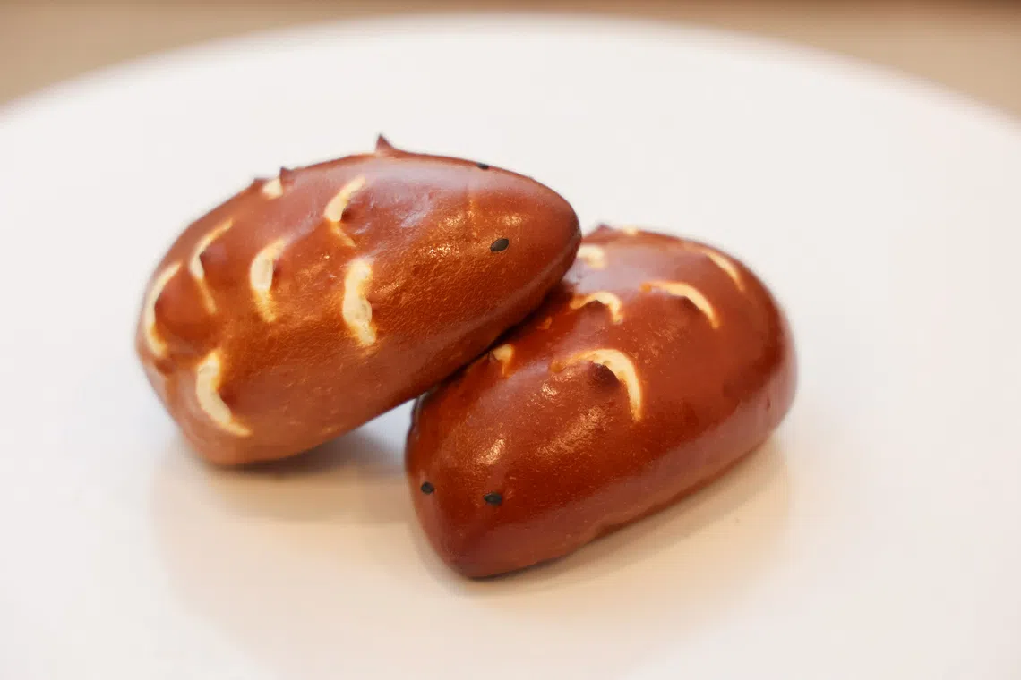 刺猬状德国碱水面包Karamel Igel，内有自制焦糖馅。（卓祾祎摄）