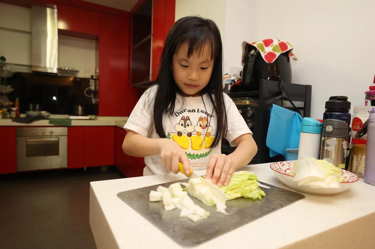俞聿宣今年才9岁，已经会帮妈妈洗菜和切菜。（唐家鸿摄）