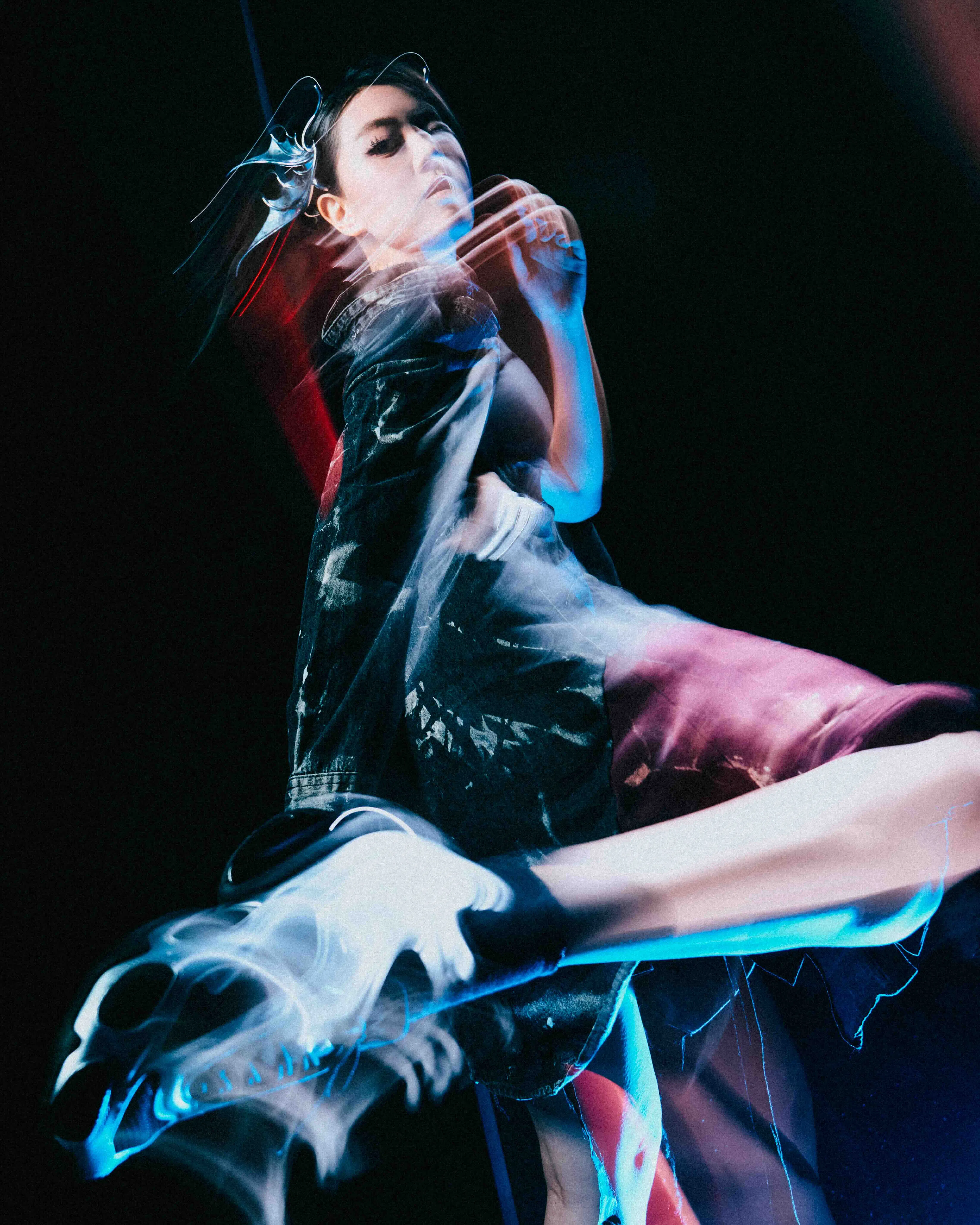 本地创作歌手楚晴作为灵感缪斯，化身蔡健伟时尚宇宙中的虚拟角色。（主办方提供）