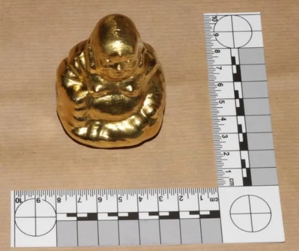 警方起获的迷你金佛像。（新加坡警察部队提供）