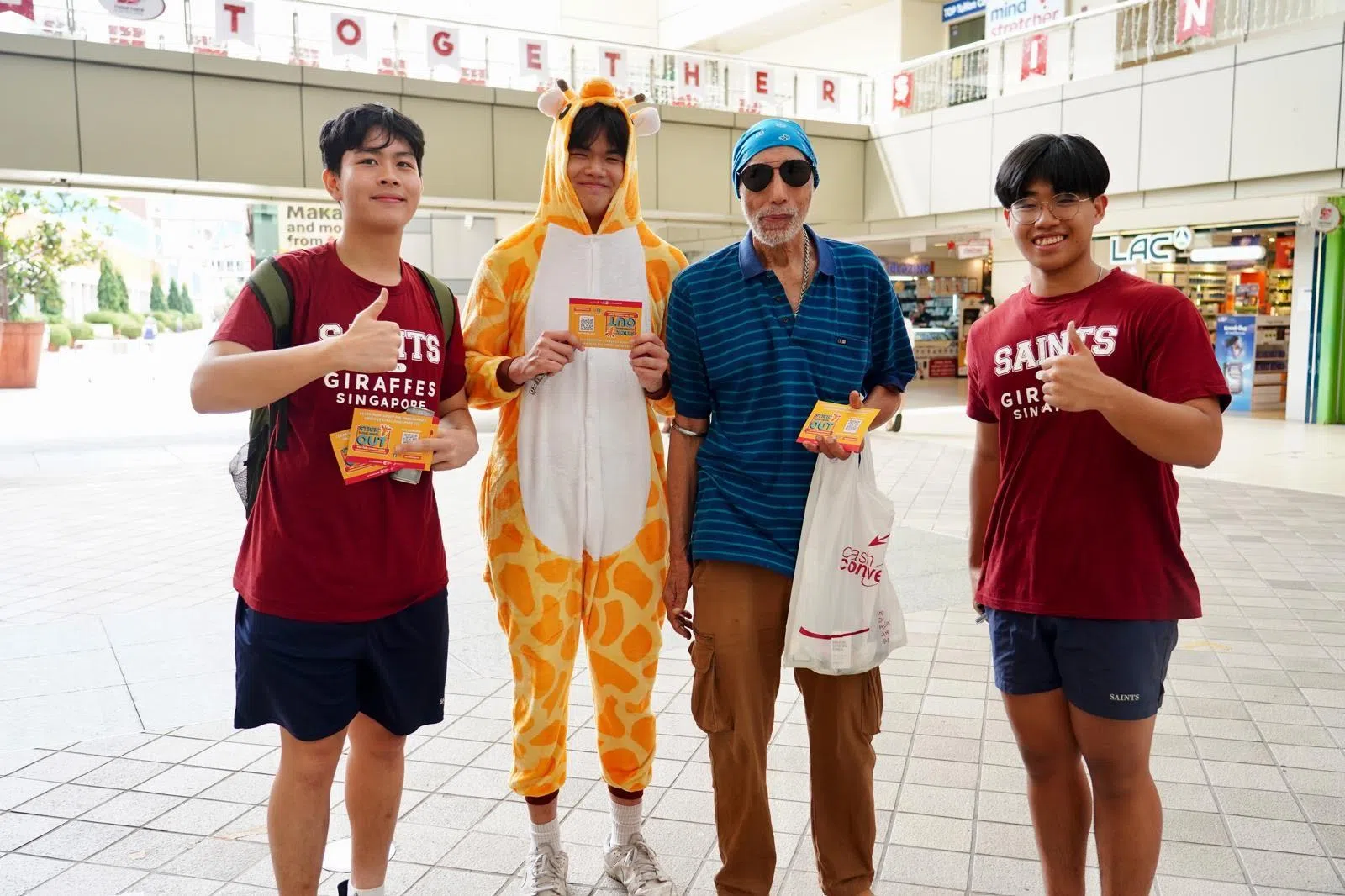 学生充当“长颈鹿大使”，在中区的20多个地点鼓励公众积极做义工。（中区社理会提供）