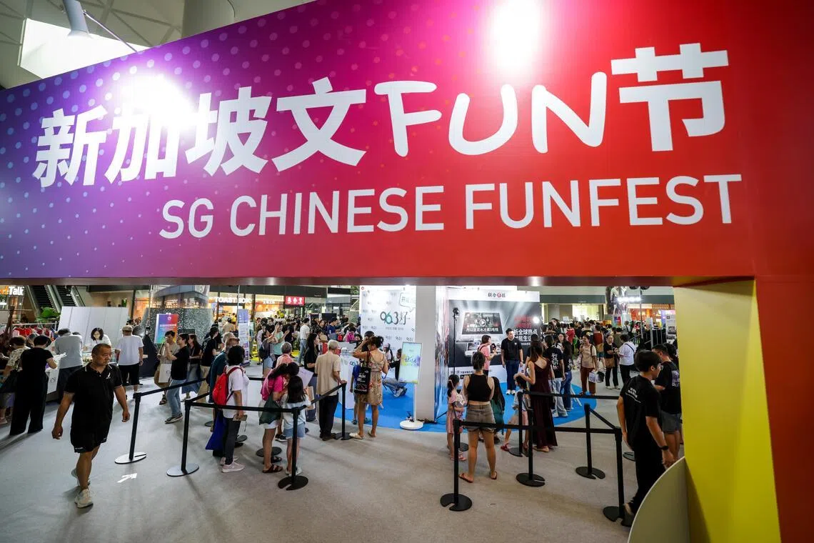 首届新加坡文Fun节于4月25日和26日在榜鹅海岸商场（Punggol Coast Mall）举行嘉年华活动，汇聚文化展演、互动体验与游戏闯关，打造一场结合语言、文化与娱乐的全民盛会。（叶振忠摄）