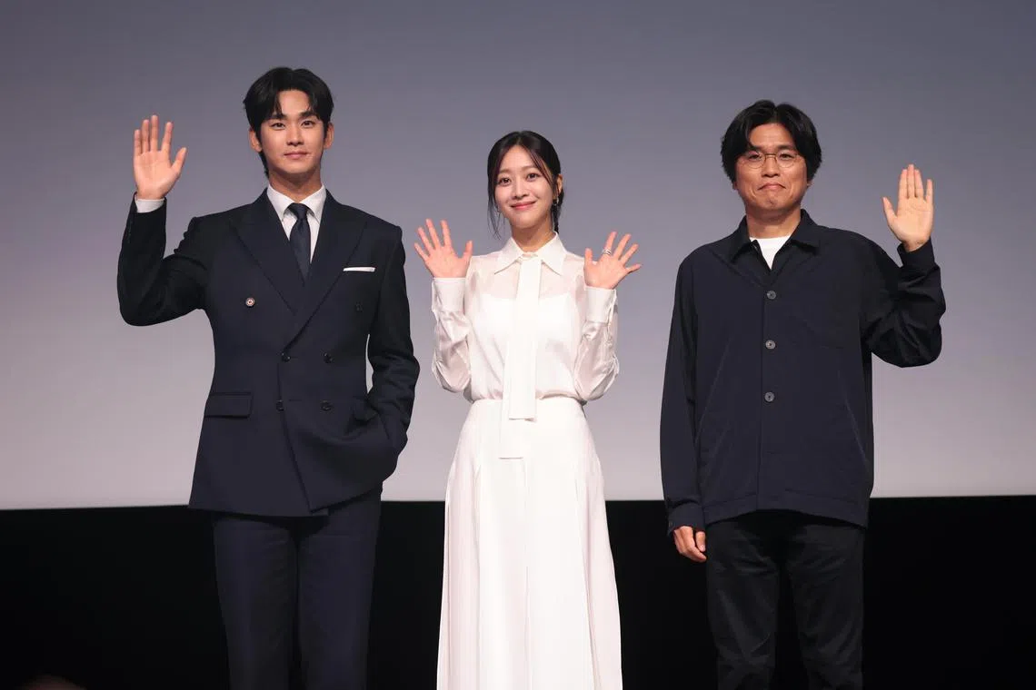 金秀贤（左起）、曹宝儿和导演朴铉锡为韩剧《山寨人生》来新造势。（档案照）