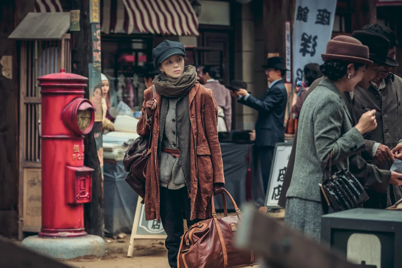 韩韶禧在剧中最常以这个“派报童”造型亮相。（Netflix提供）