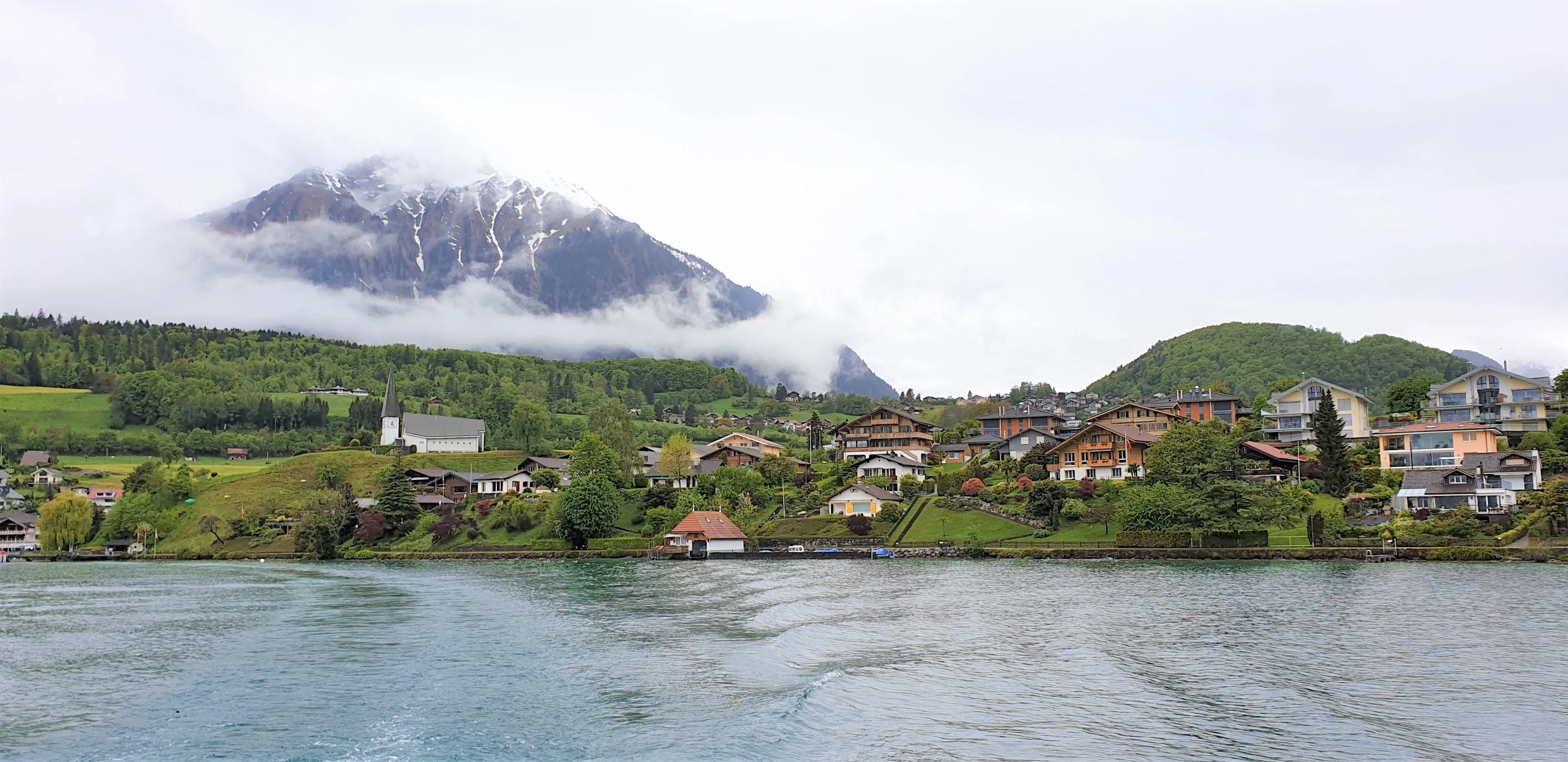 背山面水小镇风情。（莞尔摄）