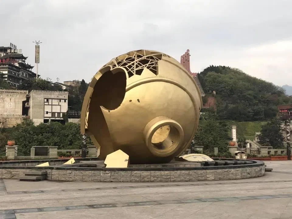 赤水河畔1915广场的标志性建筑（酒坛），纪念当年中国代表“怒掷酒瓶振国威”的场景。（王华儿摄）