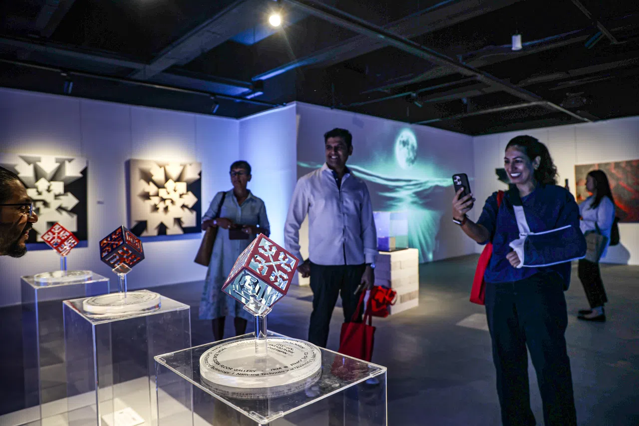 三个立方体的复制品正在ART NOW画廊展出，展期一个月。（关俊威摄）