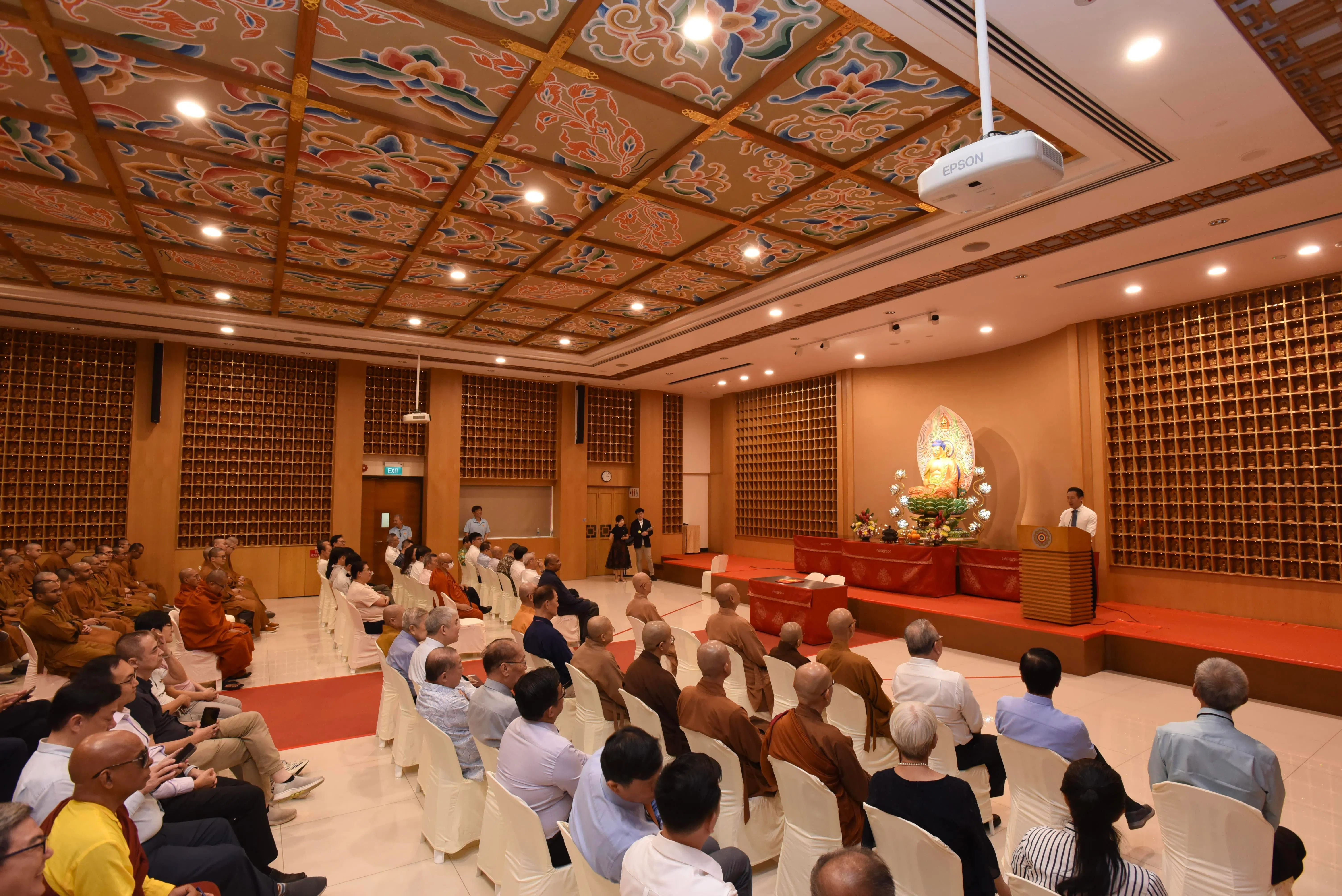 国会副议长谢曜全以主宾身份出席新加坡佛教总会第39届理事会就职典礼，并在典礼上致辞。（特约伍书永摄）