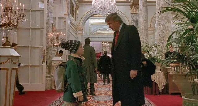 Macaulay Culkin（麦考利克金）在《宝贝智多星2》中，与Donald Trump（特朗普）。