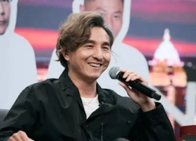 王少伟在《贺珑夜夜秀》节目中谈及5566合体的问题。（互联网）