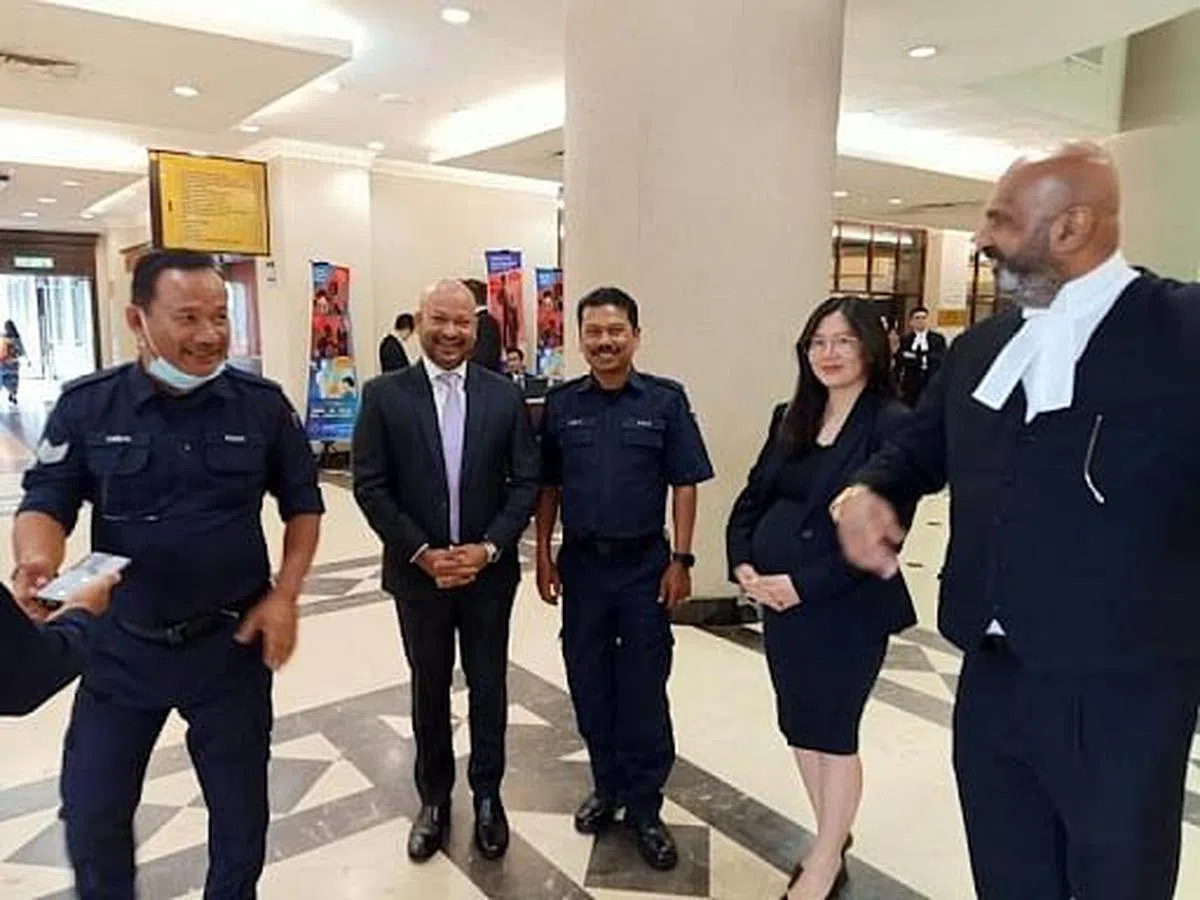 阿鲁甘达（左二）当庭释放。（星洲日报）