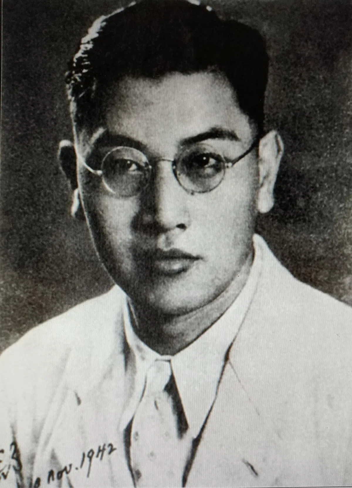1942年在香港《星岛日报》任副刊编辑的戴望舒，时年37岁。同年因为在报纸上编发宣传抗战的诗歌被日本宪兵逮捕入狱。（作者提供）