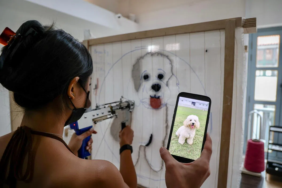 王钰霏生日当天以爱犬为原型手 织地毯，非常有纪念意义。（严瑄融／摄影）