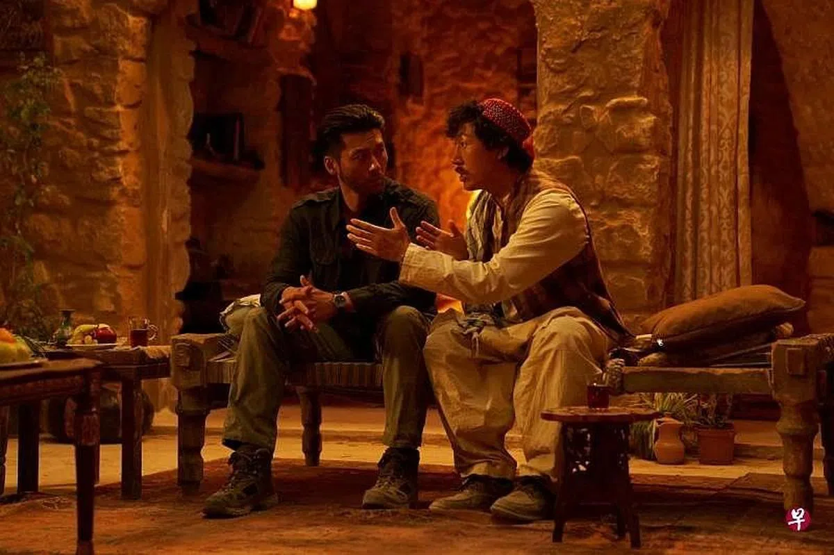 玄彬（左）的蓄胡造型成为话题，右为饰演搞笑翻译员的姜其永。