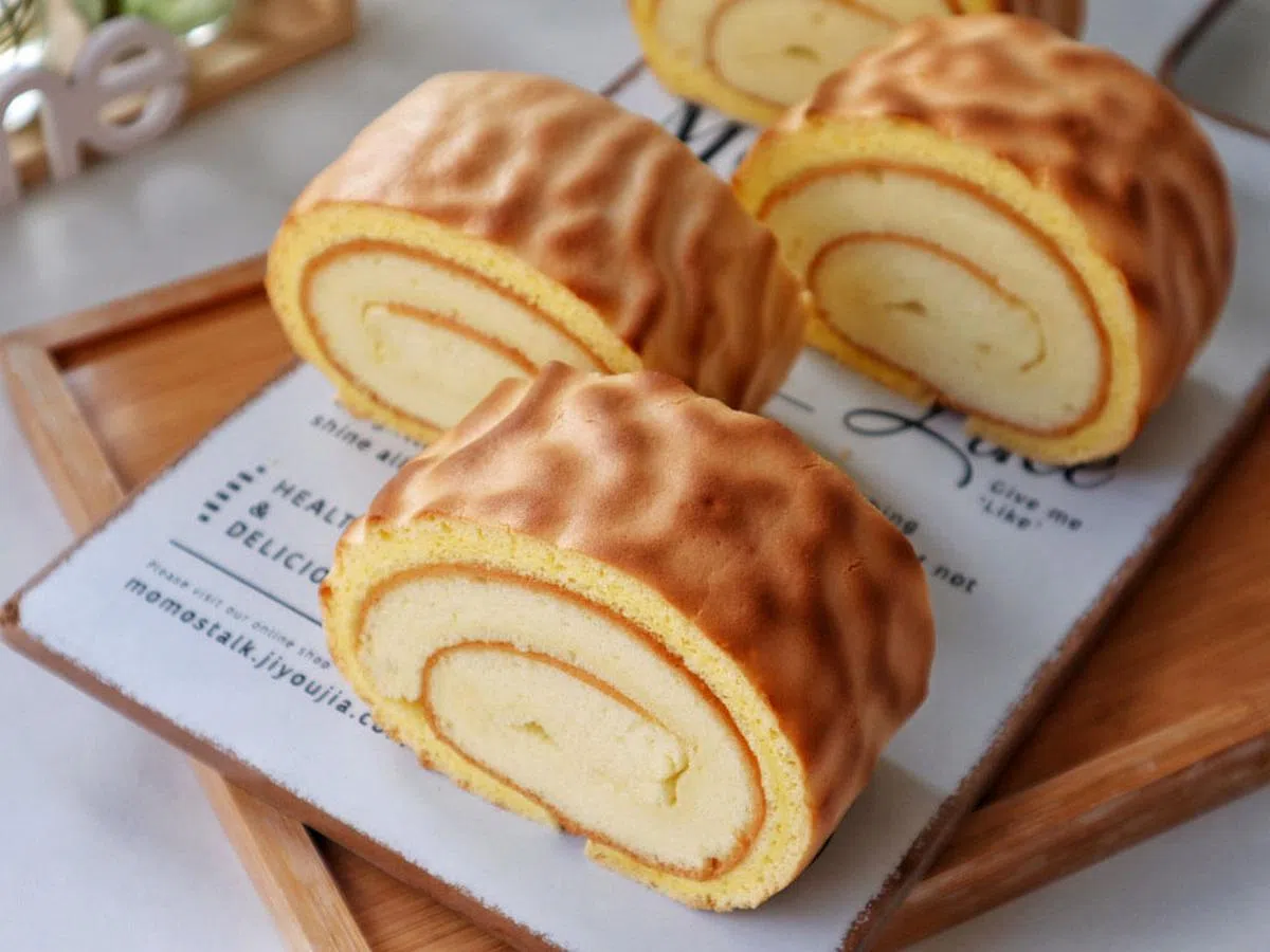 虎皮蛋糕卷是瑞士卷的一种，但比普通瑞士卷多了一层虎皮花纹的外壳。（取自互联网）