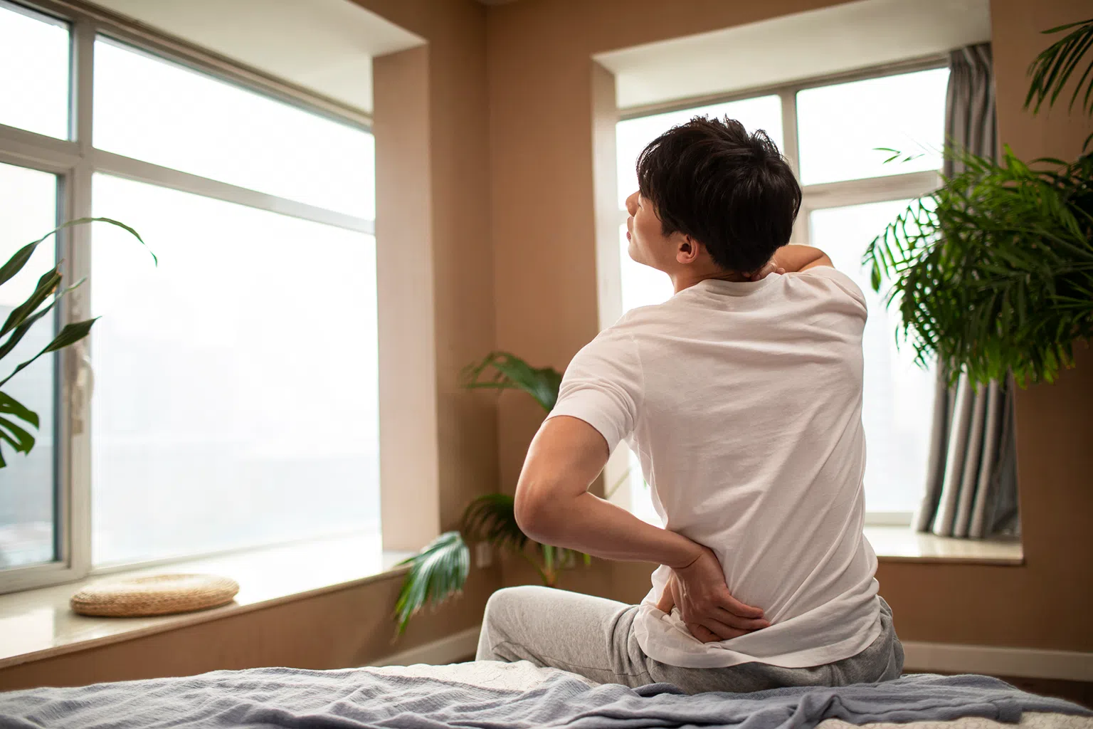 睡眠不佳和疲累，可引起背痛和肌肉不适。（图/Getty Images）