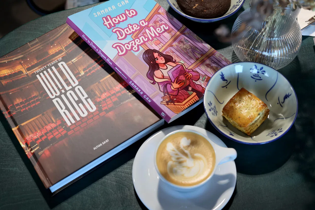 逛新加坡美术馆后，除了可以喝杯咖啡，还能在书店买到本地出版的作品。（龙国雄摄）