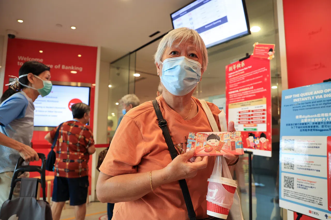 73岁的家庭主妇苏慧娇，清晨5时30分就到星展银行大巴窑中心分行，排第四个。（吴先邦摄）