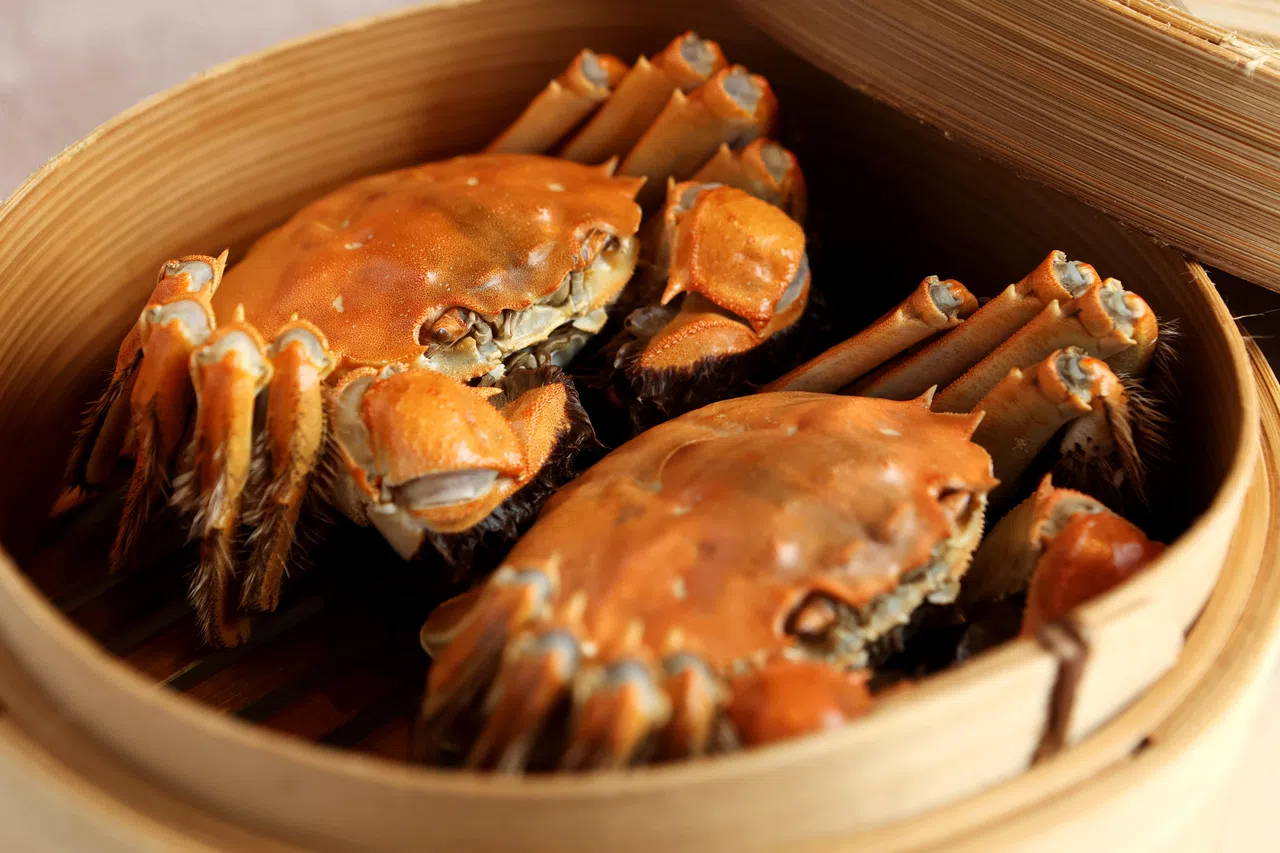 中餐馆李白的清蒸大闸蟹保留了其原汁原味。（龙国雄摄）