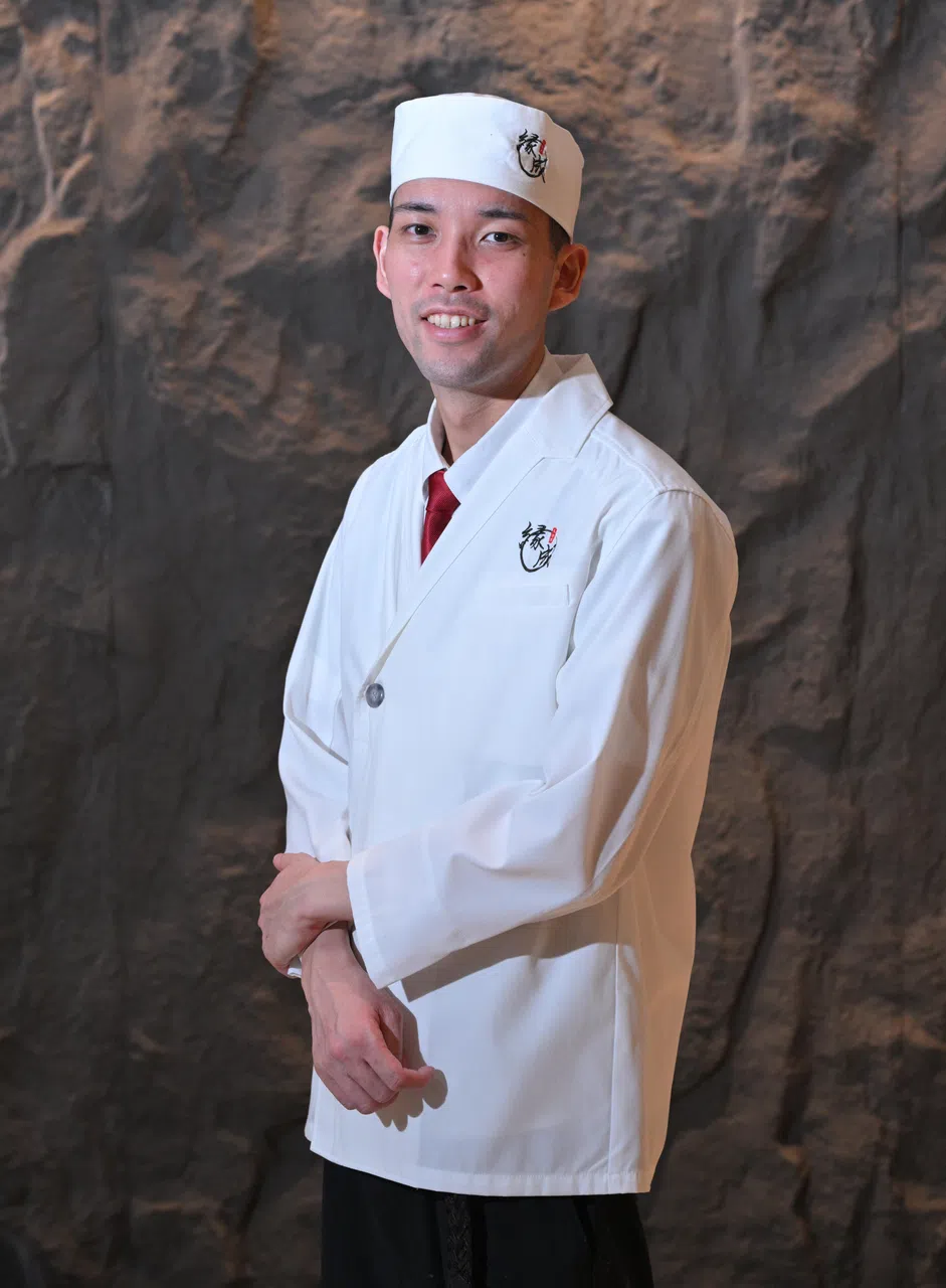 天妇罗餐馆缘成主厨竹岛成树（Naruki Takeshima）说芝麻油在日本料理中已有数百年历史，是一种不可或缺的基本调味料。（唐家鸿摄）