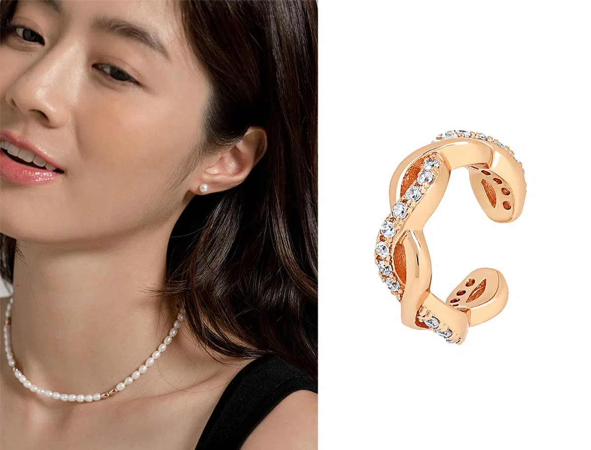 左：By Invite Only本季设计有经典珍珠首饰。（品牌提供） 右：无须打耳洞也能戴耳骨夹，左图为By Invite Only的玫瑰金耳骨夹。（品牌提供）
