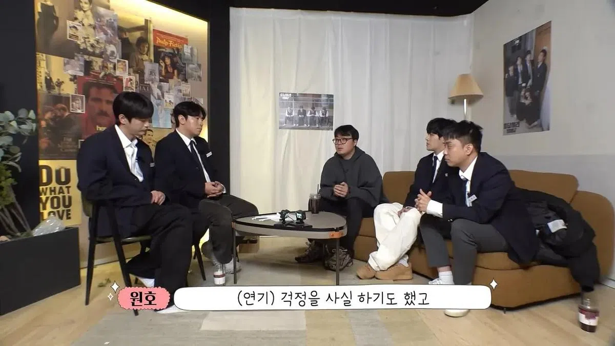 《请回答1997》的徐仁国（左起）、李施彦、申元浩导演、李浩沅和殷志源一起录制网络节目。（翻拍自视频）