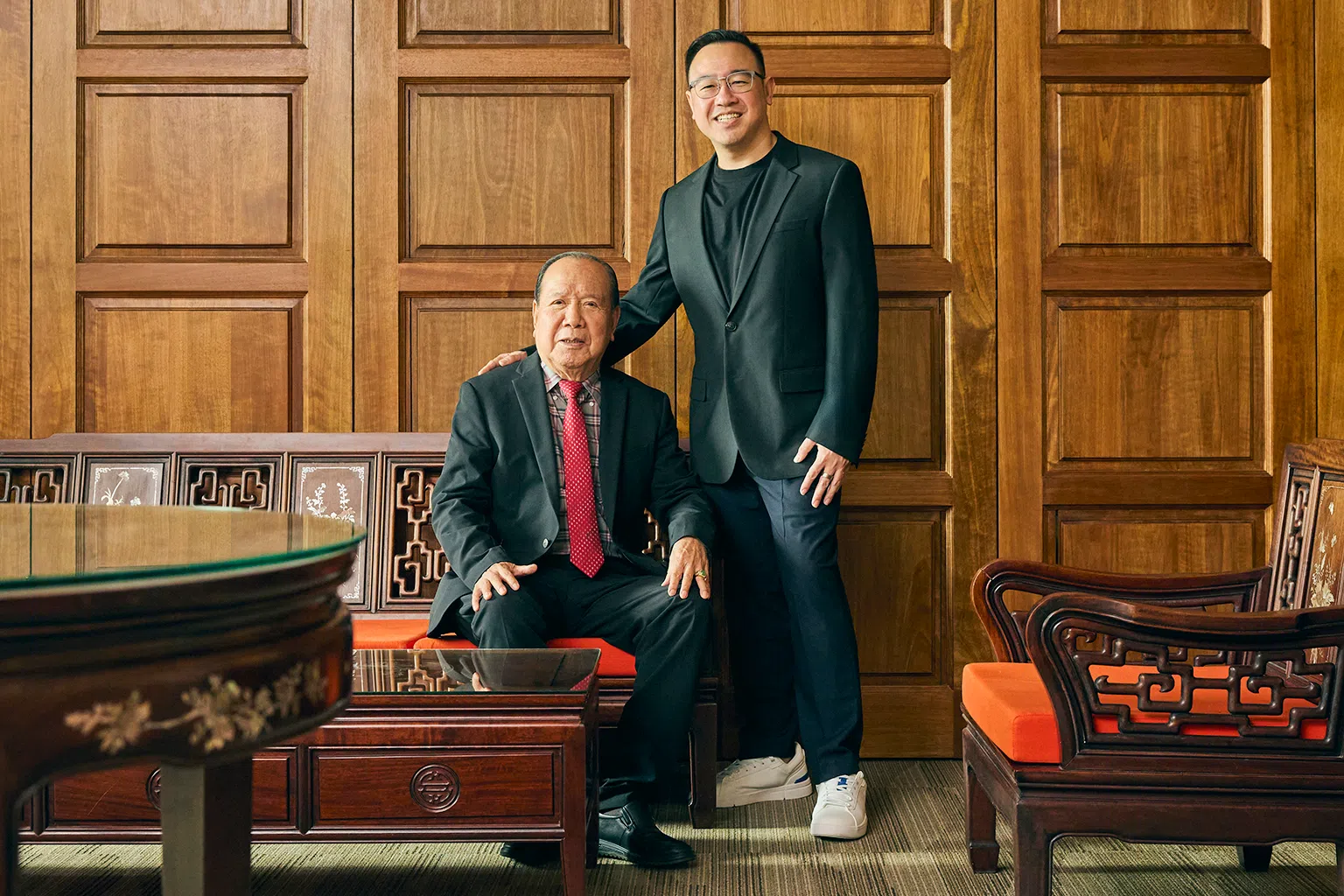 黄海庆（左）逐步将事业接棒给长子黄永腾，希望将诚信经营、回馈社会的价值观一代代传承下去。（新报业媒体）