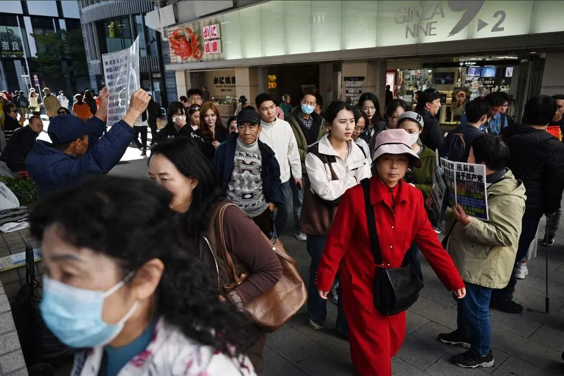 随着中日关系近月降至冰点，中国赴日游客骤减，依赖中国客源的在日中国商人受重创。图为2025年11月东京银座的街景。（法新社）