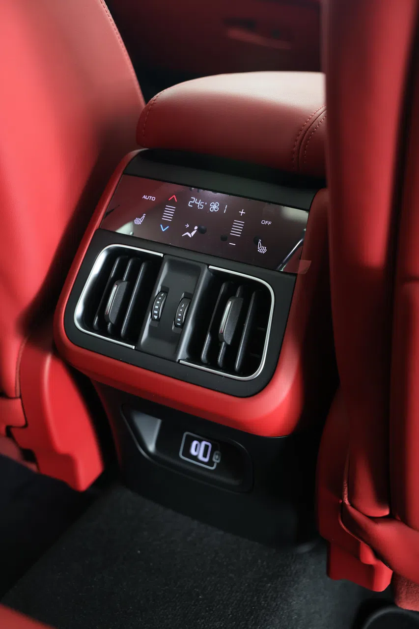 冷气控制面板可调节温度和风速。（龙国雄摄）