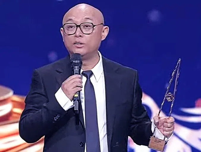 孟非亲临现场领奖，他上台时先以印尼语自我介绍，之后改以中文幽默发表得奖感言。（图截自YouTube）