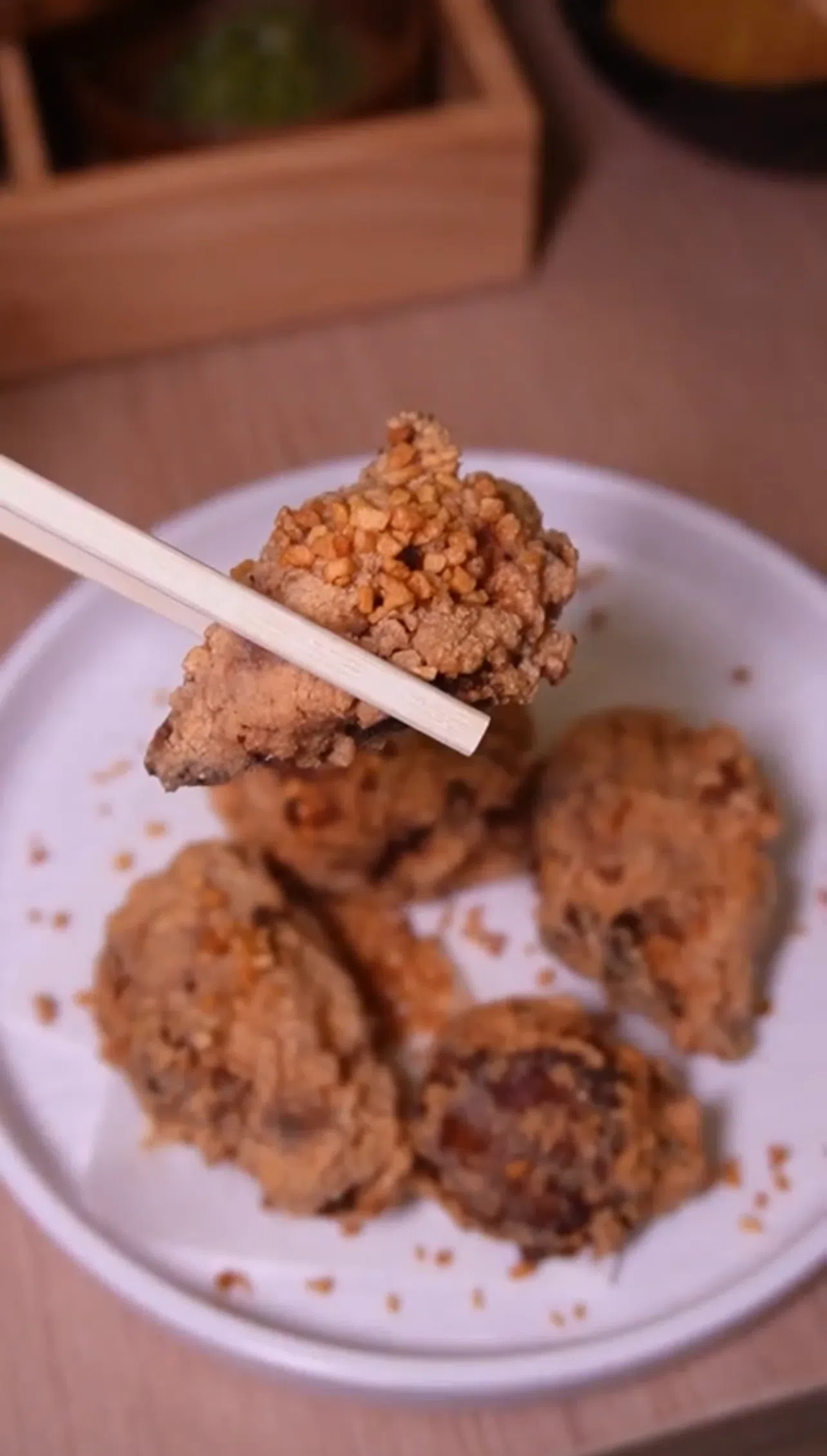 脆香蒜粒的日本唐场炸鸡，“Garlic Chicken Karaage”（$16++）。（王韵诗拍摄）