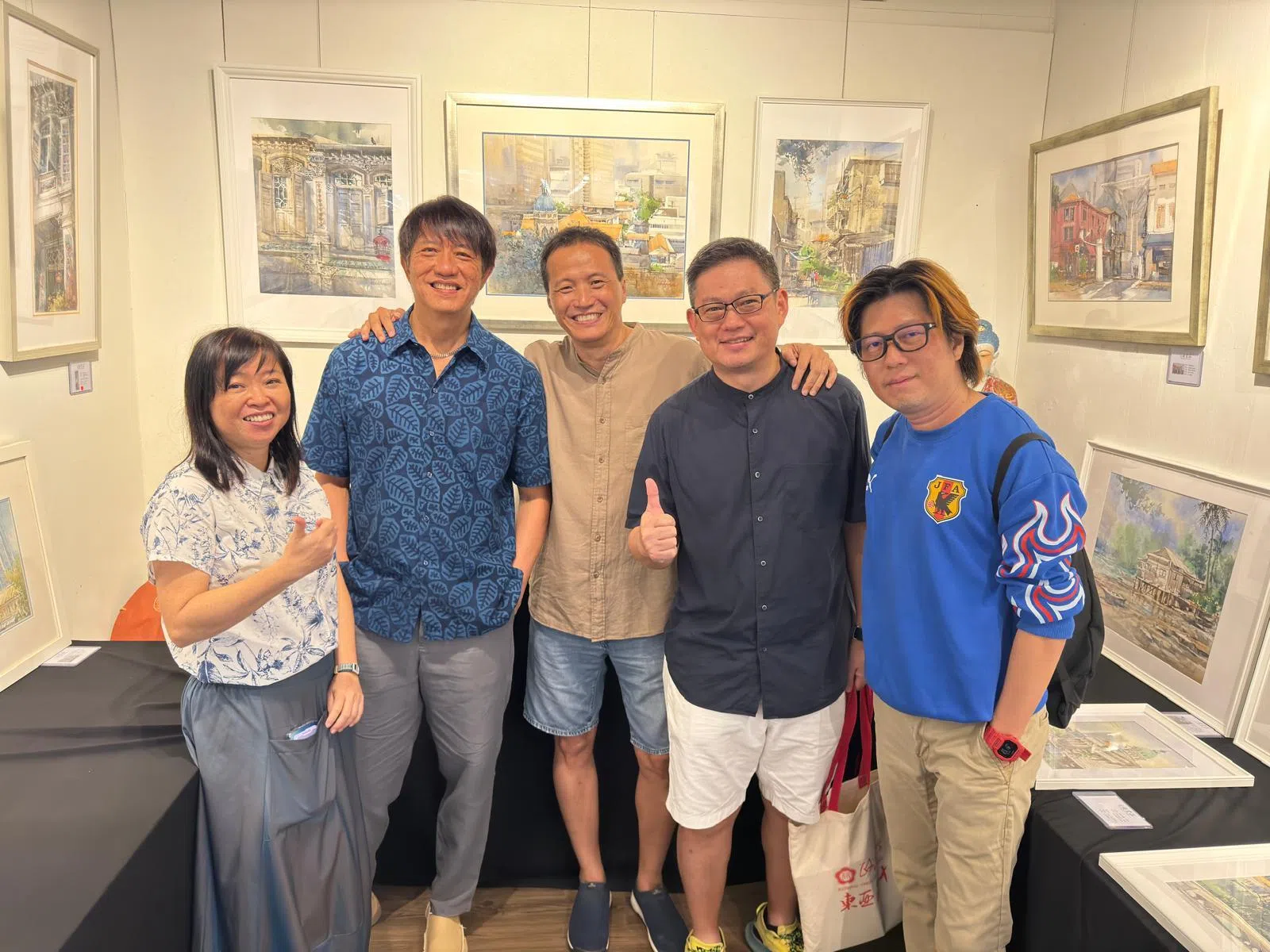 早报资深美术员梁锦泉（左二）通过这次漫画创作，更深入认识陈嘉庚的事迹。（受访者提供）