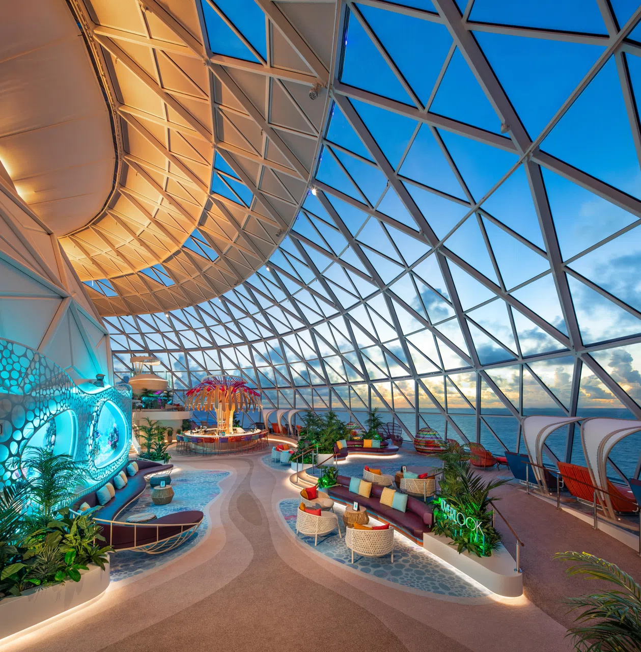 乘客在水穹顶可边享受美酒佳肴，边观赏无敌海景。（皇家加勒比游轮公司）