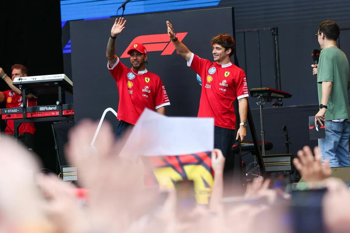 哈密尔顿（左）和勒克莱尔（左二）的出现引发了全场的欢呼，两人也十分感谢新加坡车迷的支持。（张俊杰摄）