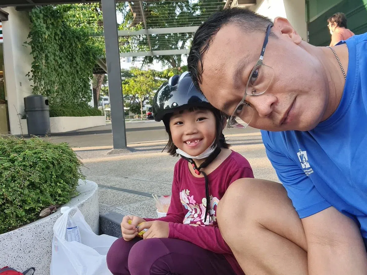 乐晴和爸爸郑鸣维一起完成了140公里和123公里的环岛挑战，感情变得更融洽。