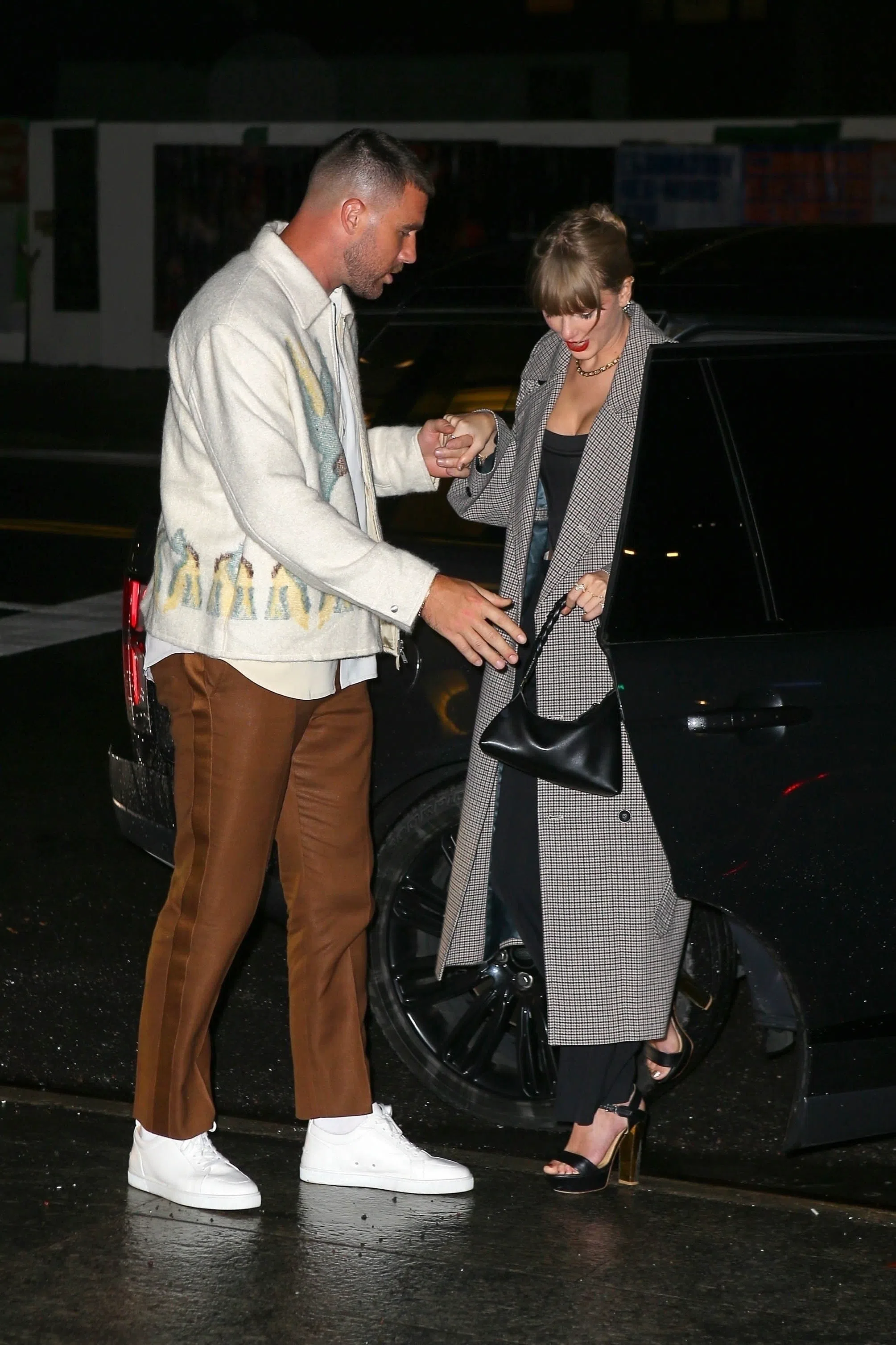 在泰勒丝（Taylor Swift）首次与男友Travis Kelce公开的牵手照中，出现Aupen身影。（互联网）