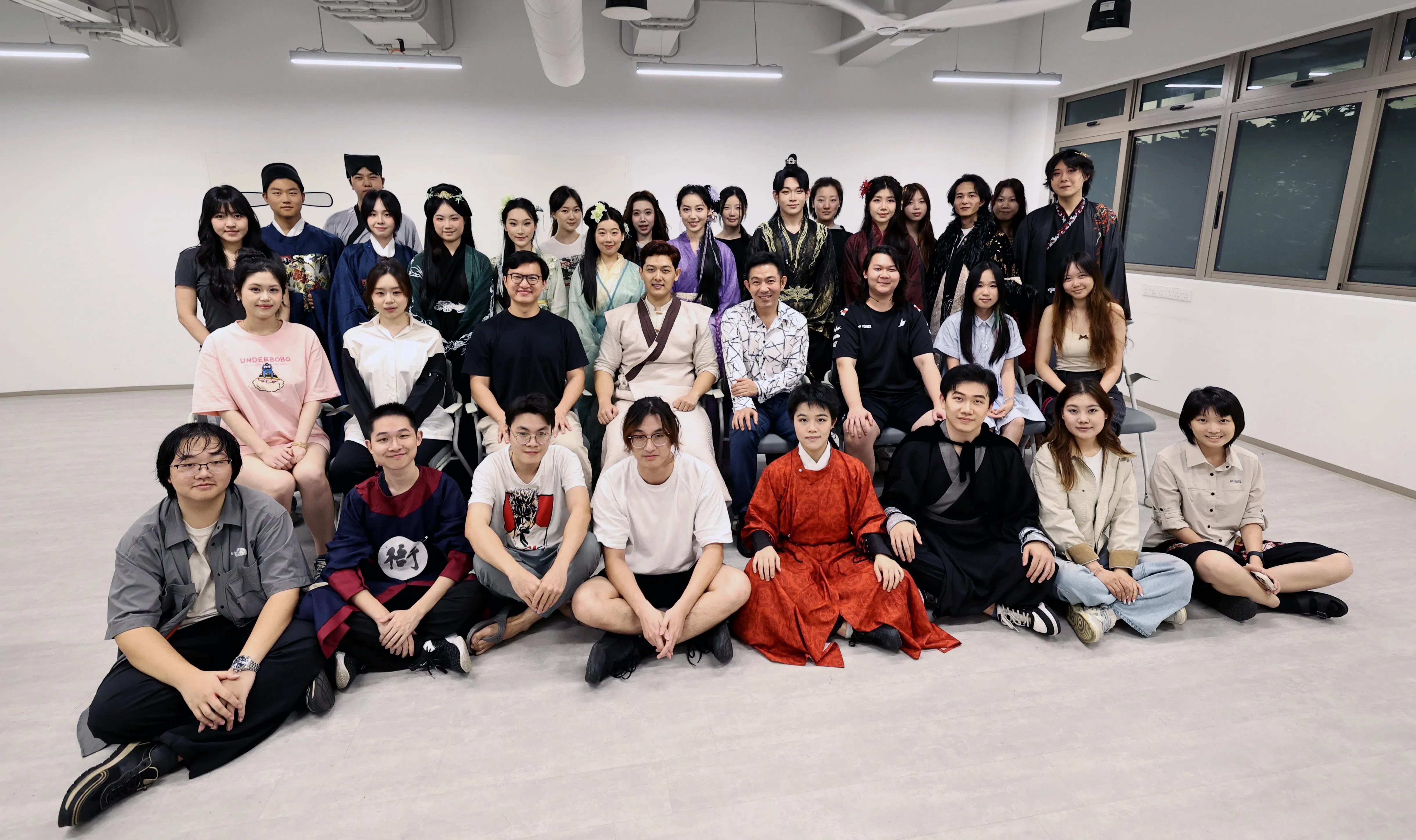 九十度演员与编导团队合影。艺术指导王伟样（第二排左五）在彩排现场进行指导。（周国威摄）