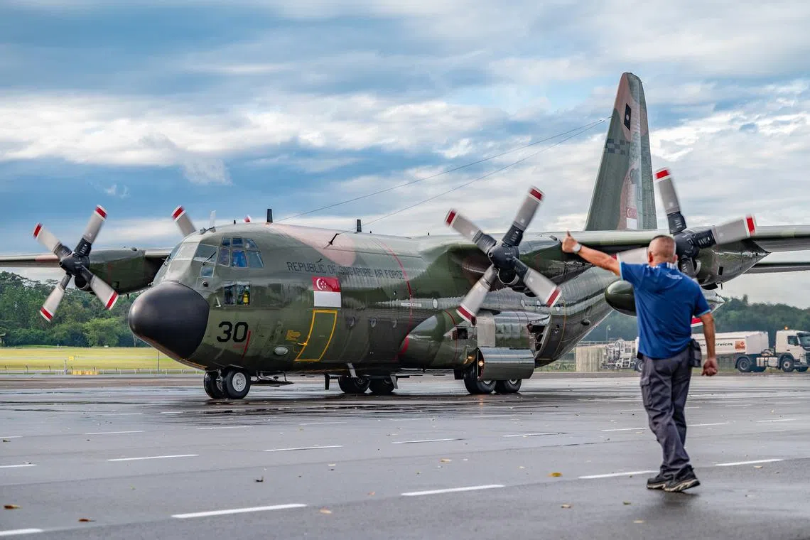 我国空军C-130运输机准备从巴耶利峇空军基地起飞，前往缅甸。（取自黄永宏脸书）