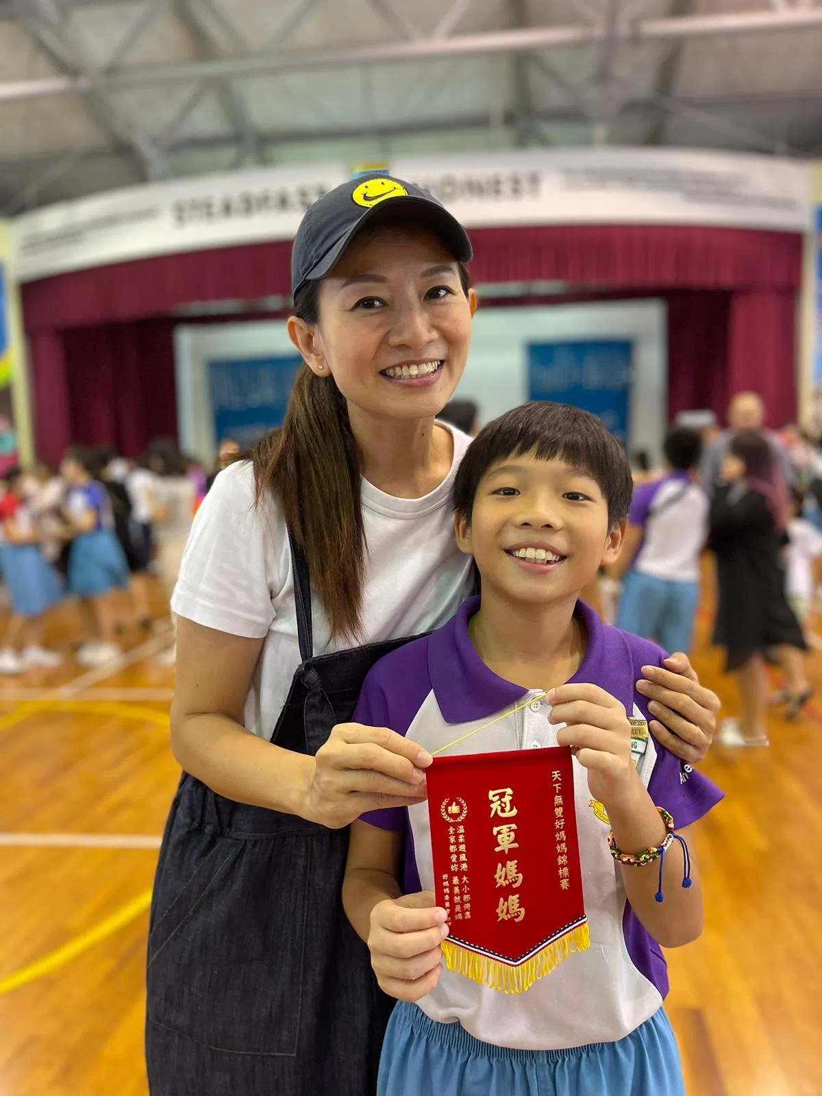 老公和儿子颁发“冠军妈妈”奖状给林翠芳。（林翠芳提供）