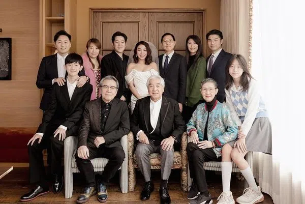 姜丽文和柏豪在香港补办婚礼，仅邀亲友出席，包括长辈姜大卫（前排左一）、李琳琳（前排右一）、曹永廉（后排左一）等。（取自艺人IG）