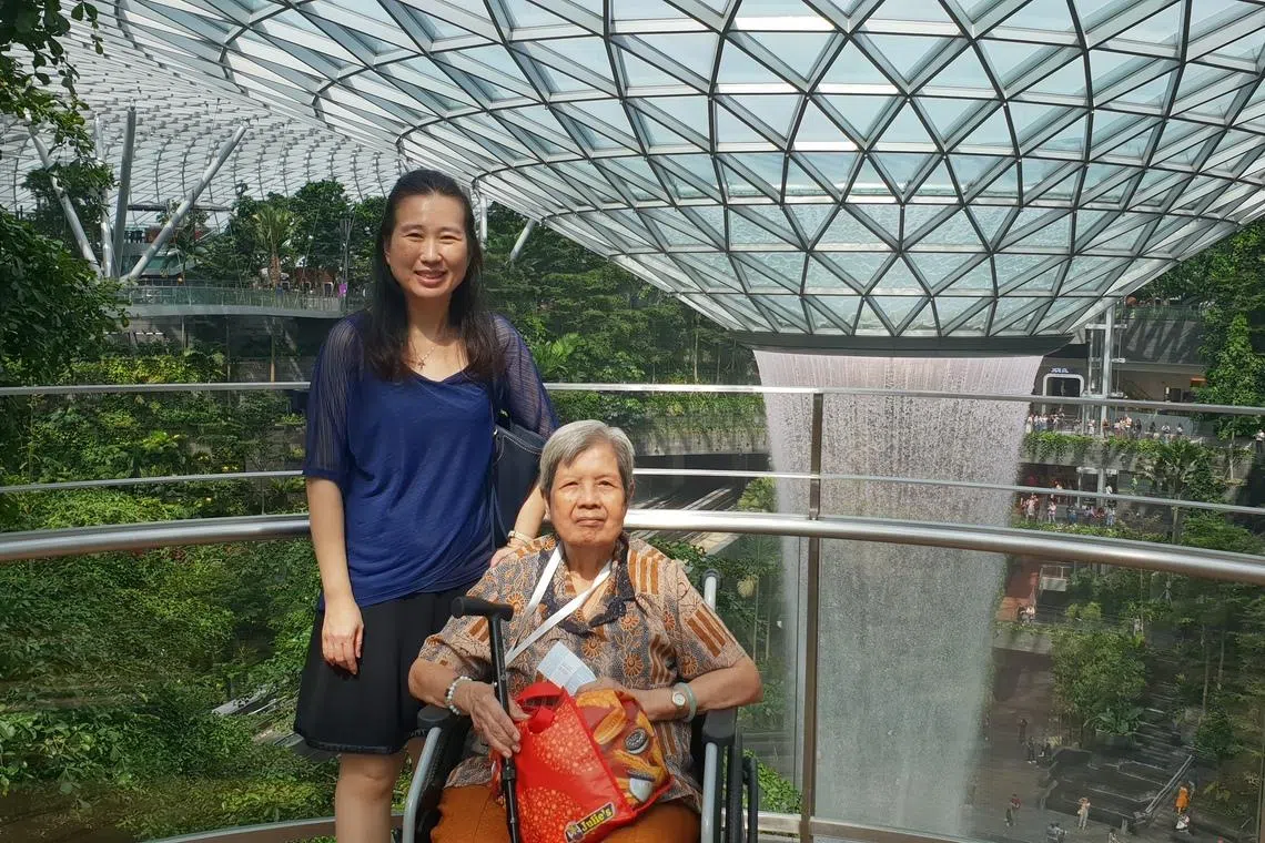 陈希春如女儿般悉心照顾患病的家婆，在家婆在世时，常带着她外出。（受访者提供）