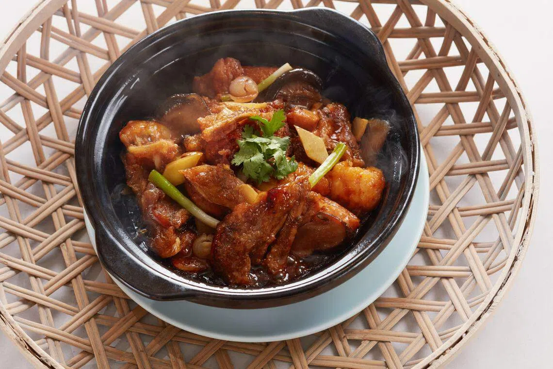 蒜子豆根焖深海龙趸煲蒜香味浓，以鱼头、鱼肚和鱼身为特色。（餐馆提供）