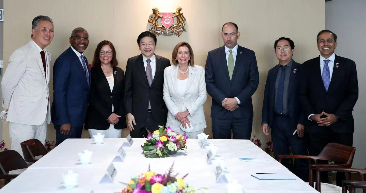 黄循财（左四）与来访的佩洛西（右四）一行合影。随行的其他美国民主党议员是：众议院外交委员会主席格米克斯（Gregory Meeks，左二）、退伍军人事务委员会主席高野（Mark Takano，左一）、筹款委员会副主席德尔本（Suzan DelBene，左三）、经济与消费者政策小组委员会主席克里希纳穆尔提（Raja Krishnamoorthi，右一），以及外交事务委员会与军事委员会成员安迪·金（Andy Kim，右二）。（通讯及新闻部提供）