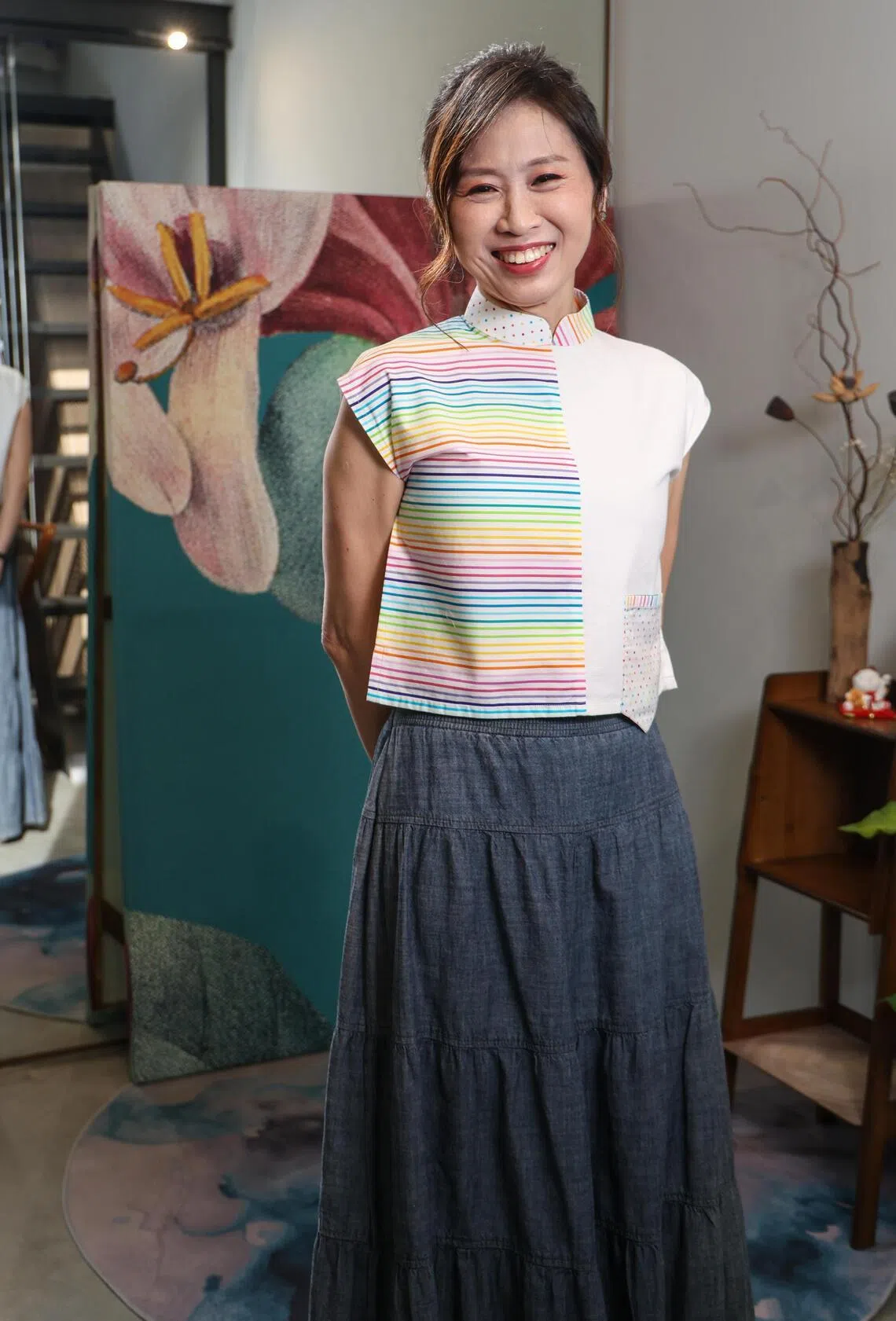 旗袍品牌旗情的创办人何宝玲说，除了传统旗袍，也能选穿时尚设计的旗袍上衣，自行搭配造型。（白艳琳摄）