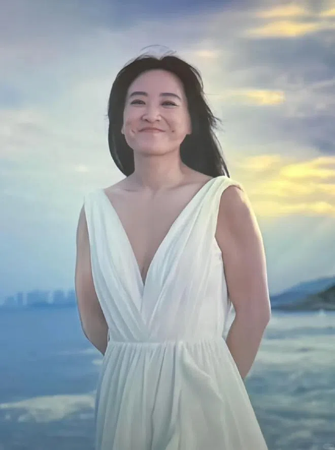 一件白色露背长裙凸显了贾玲的智慧：对自己严格要求，不对外界吹毛求疵。