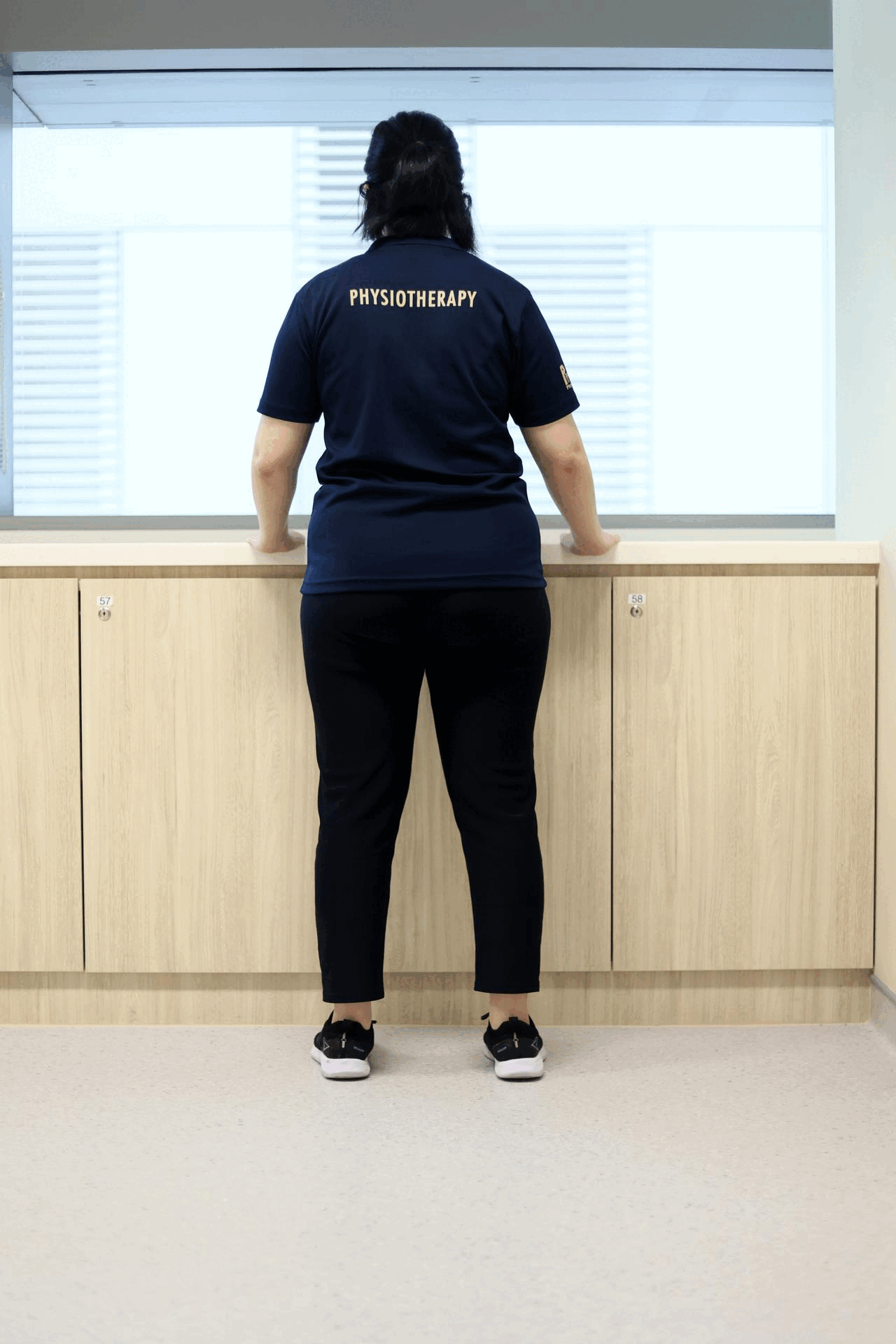 练习侧步走，有助加强平衡能力。（龙国雄摄）