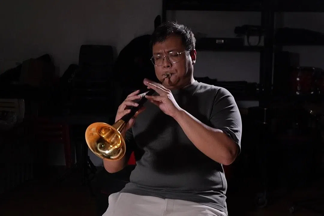 阿菲误打误撞加入华乐团，并继承了学长的唢呐“衣钵”。（视频截图）