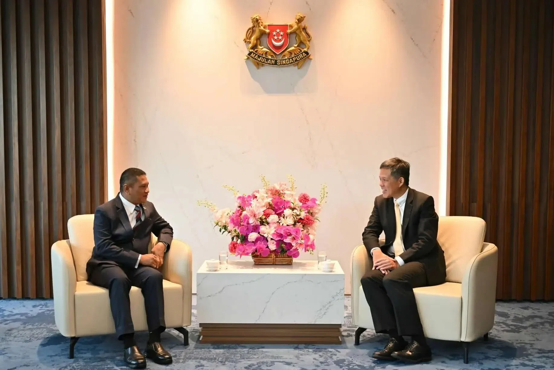 阿里鲁彭迪（左）星期四与我国公共服务统筹部长兼国防部长陈振声（右）会面，两人重申了新文两国密切而长期的双边防务关系。（取自国防部网站）