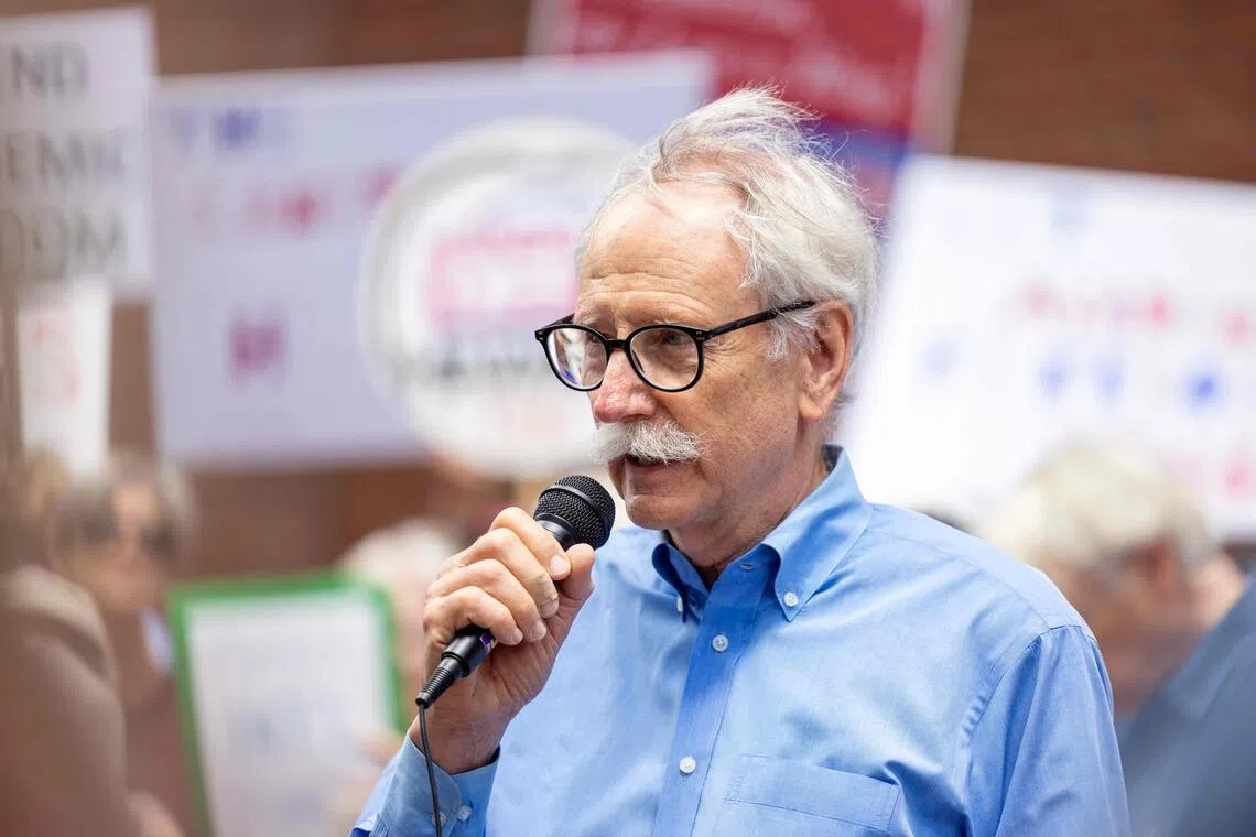 7月21日，专家委员会联合主席沃尔特·威利特在马萨诸塞州波士顿约翰·约瑟夫·莫克利美国法院外发表演讲。（法新社）