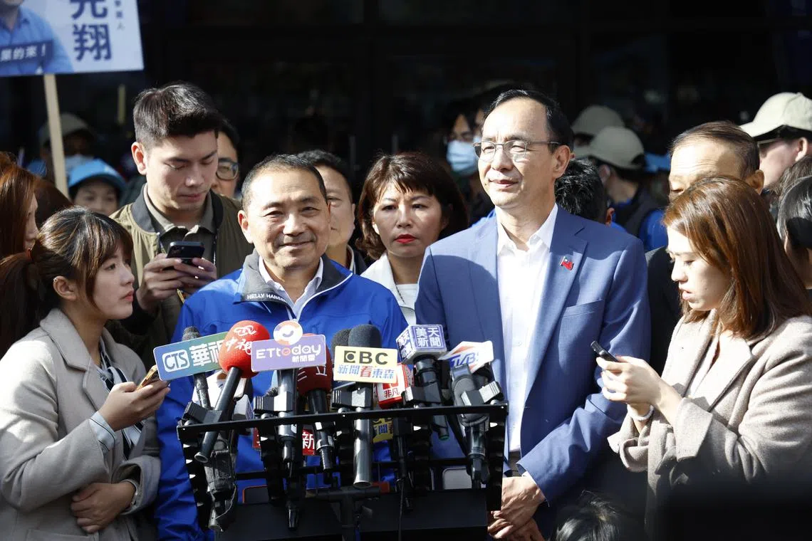 国民党总统参选人侯友宜（前排左二）与国民党主席朱立伦（右二）星期六（11月18日）参加“全国农渔会侯援会”时，呼吁民众党坐下化解争议拼胜选。（国民党提供）